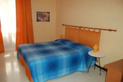 B&B Sunflower カターニア 3*,